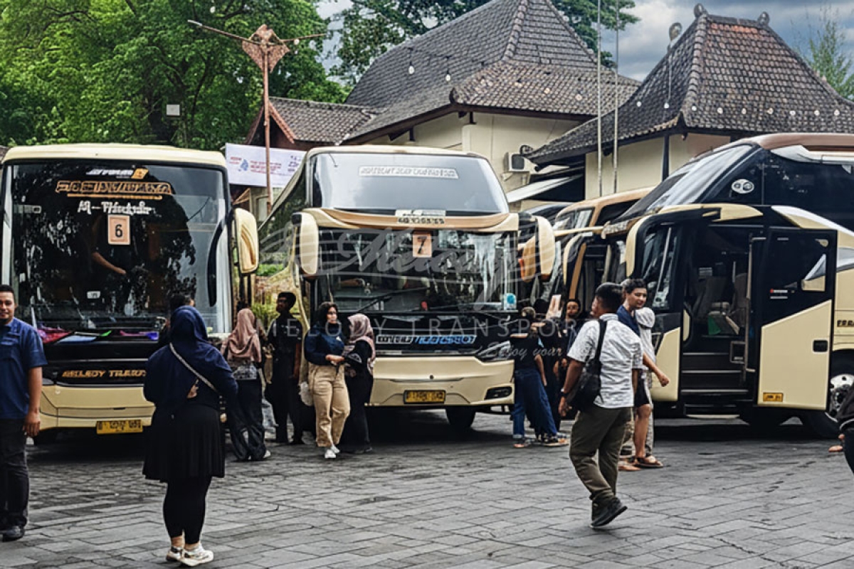 Perjalanan Akbar ke Candi Prambanan: Sewa 4 Big Bus Melody 45 Seats Executive